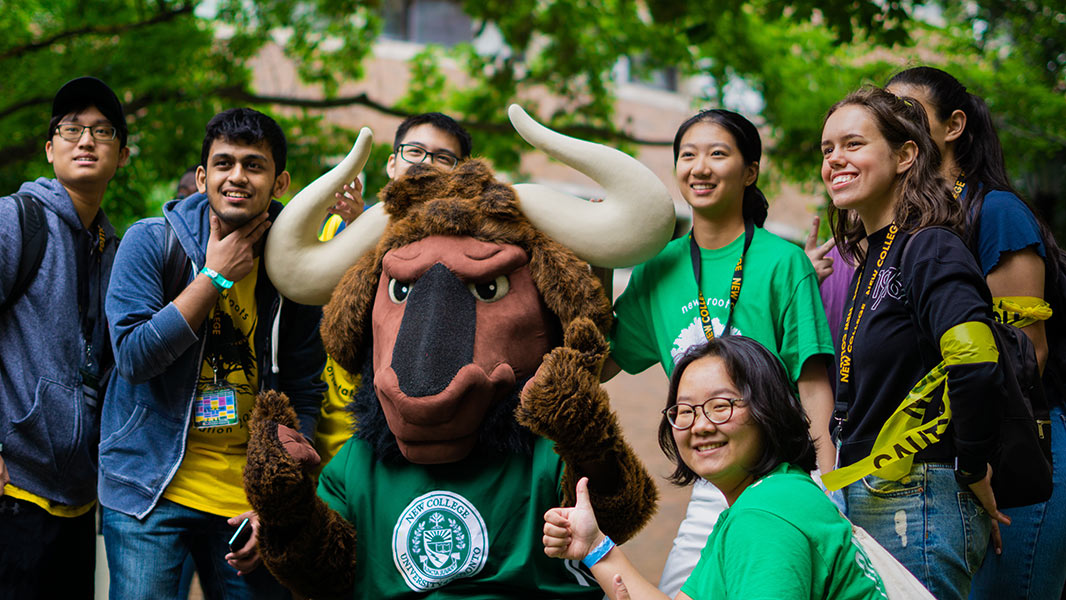 New students pose with Goliath the Gnu, the New College Student Council’s beloved mascot, during New Roots 2019/2020.